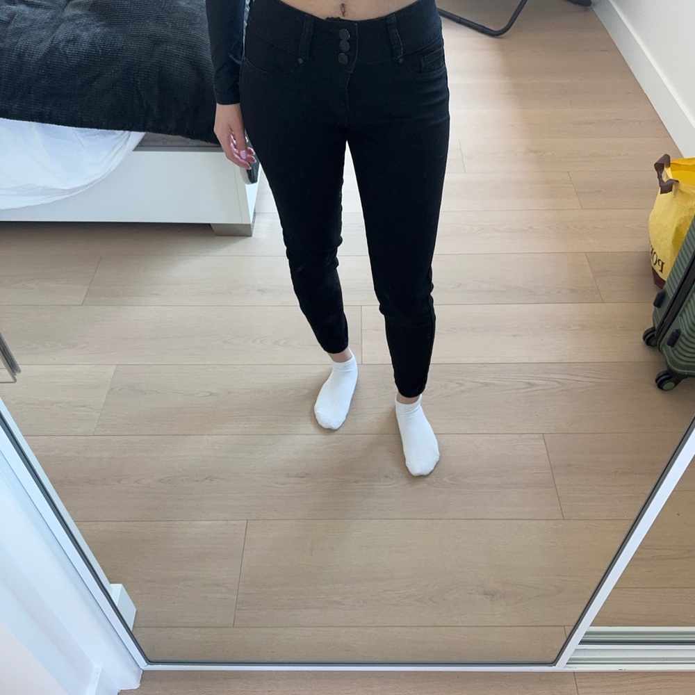 Black skinny jegging jeans